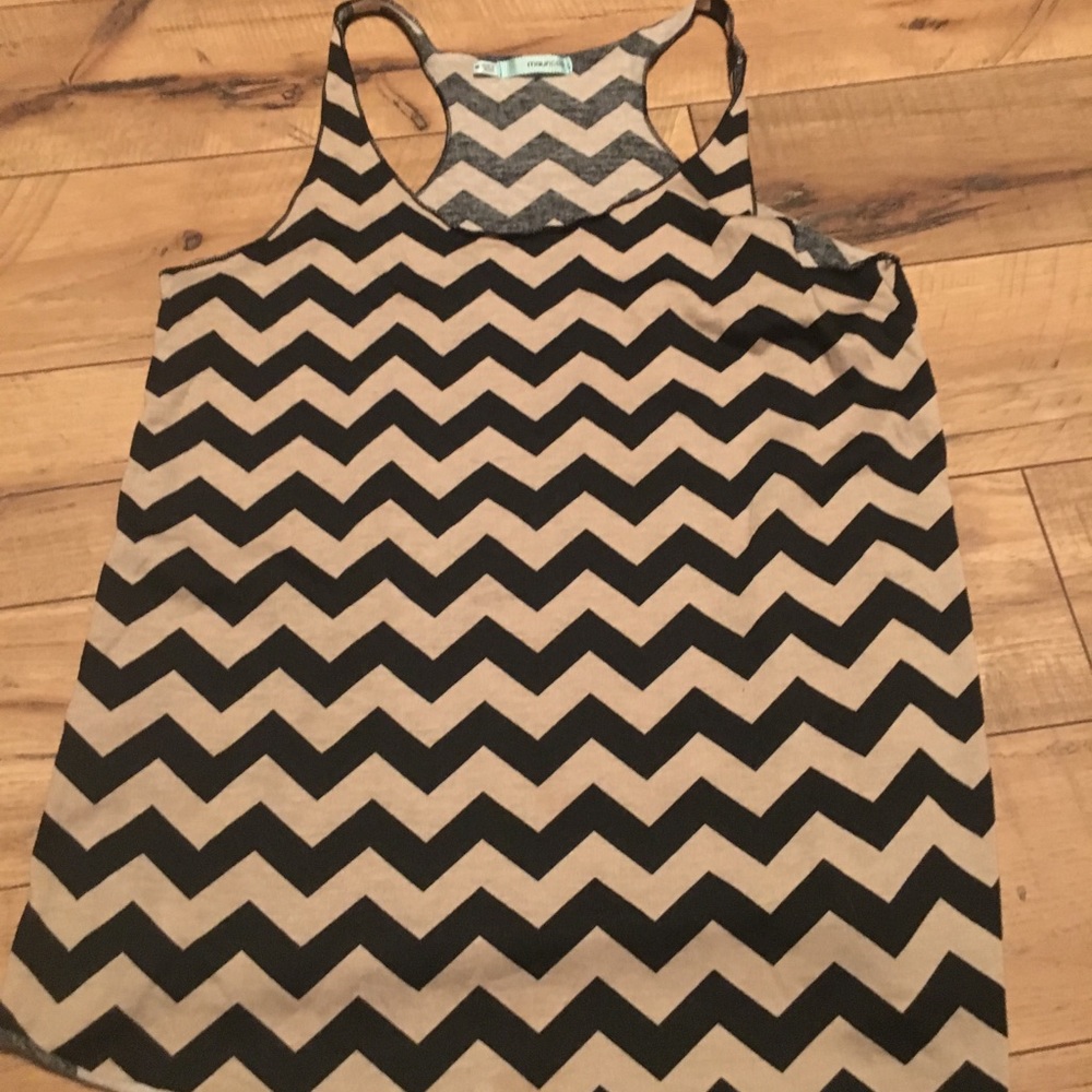 Maurice’s cream and black chevon size med tank